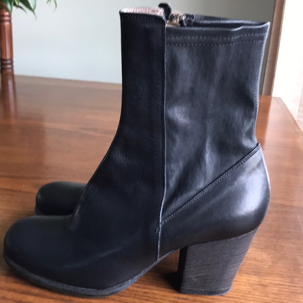 Fiorentini+Baker Italian made soft black leather booties w stacked heel EUC